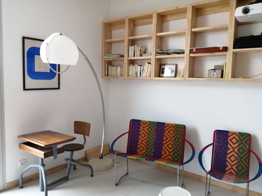 bibliothèque suspendu en hevea ébéniste perpignan 66