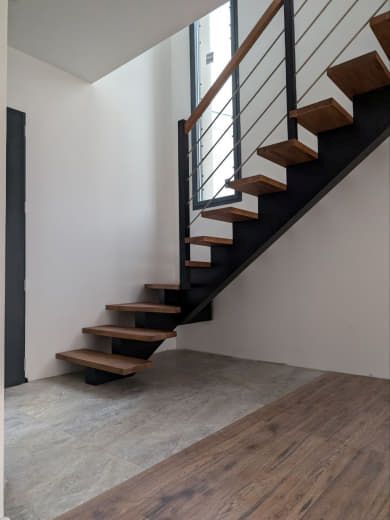 escalier b&m limon gris et marche teinte menuisier perpignan 66